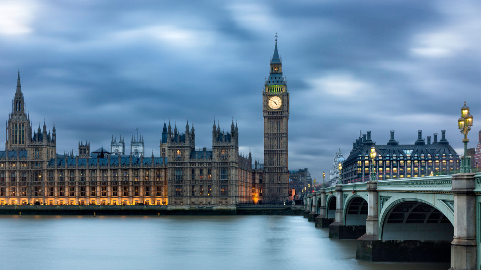landscape shot of big ben in england on a cloudy day