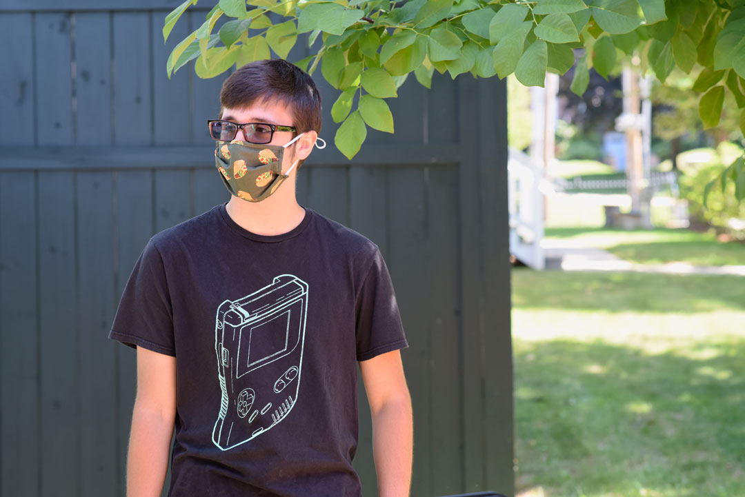 A student wears a face mask.