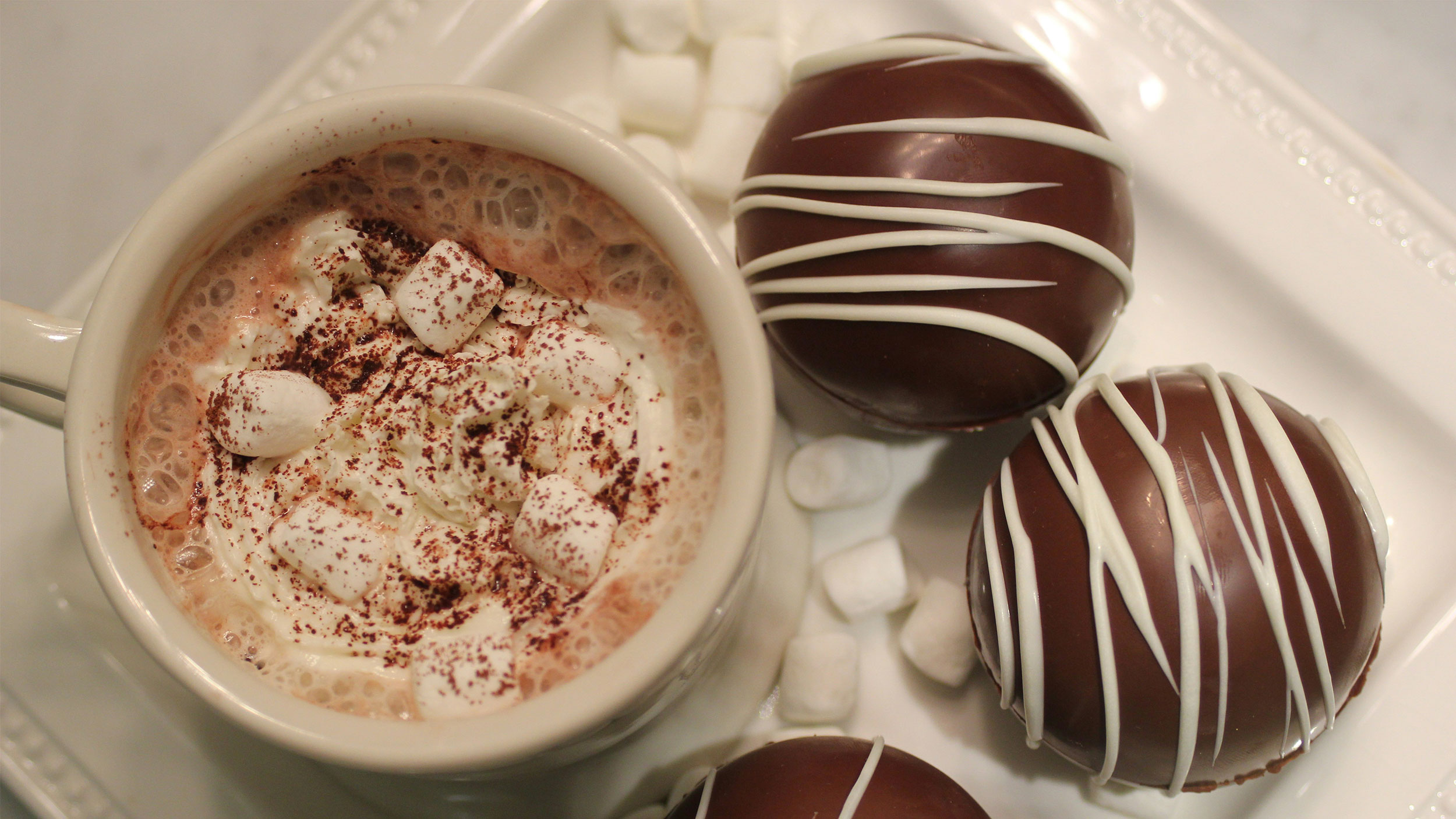 hot chocolate and cookies